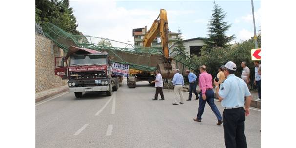 TIR Üst Geçiti Yıktı