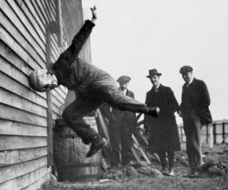 1. 1912 yılında Prototip futbol kaskı testi.
