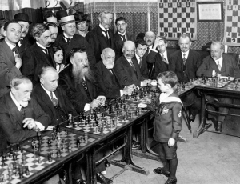 11. Samuel Reshevsky, 1920 yılında Fransa'da bir kere de birden fazla satranç ustasını yendiği fotoğraf.