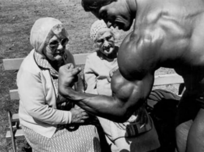 3. Arnold Schwarzenegger parkta yaşlılara gösteri yaptığı fotoğraf.